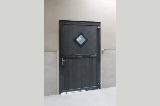 Imagen 1 de 4 - Puerta sólida para boxes de caballos