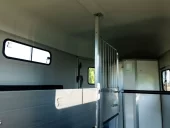 Interior de la van para 2 caballos Touring XL