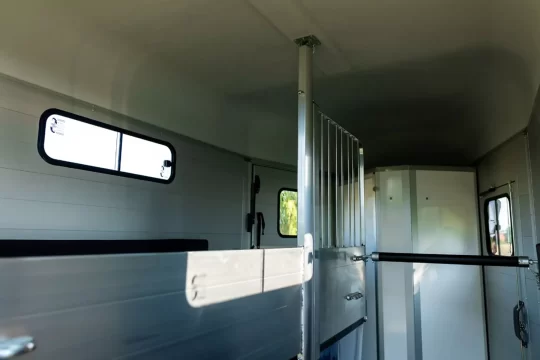 Imagen 14 de 35 - Interior de la van para 2 caballos Touring XL