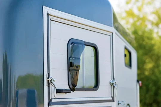 Imagen 3 de 35 - Ventana de ventilación de la van para caballos Touring XL