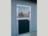 Puerta de cristal con reja para boxes de caballos