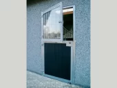 Puerta de cristal con reja para boxes de caballos