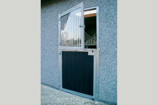 Imagen 4 de 6 - Puerta de cristal con reja para boxes de caballos