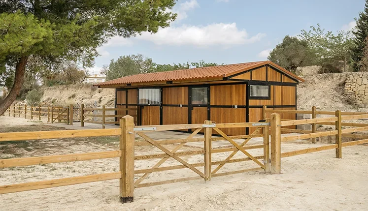 Instalación de boxes exteriores en Teulada, Alicante.